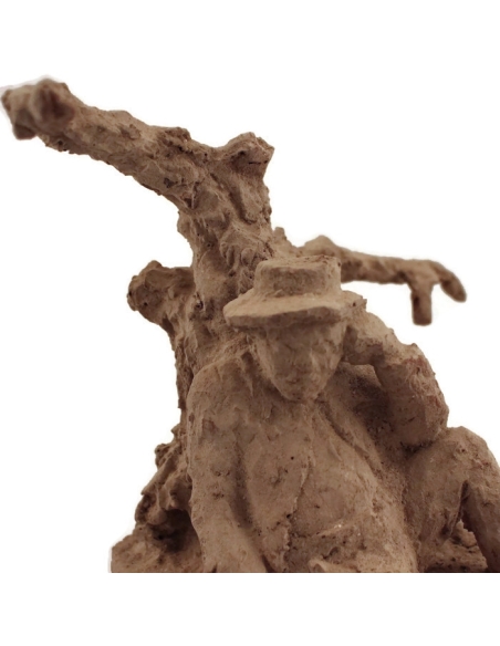 Statuette viel homme se reposant sous un olivier