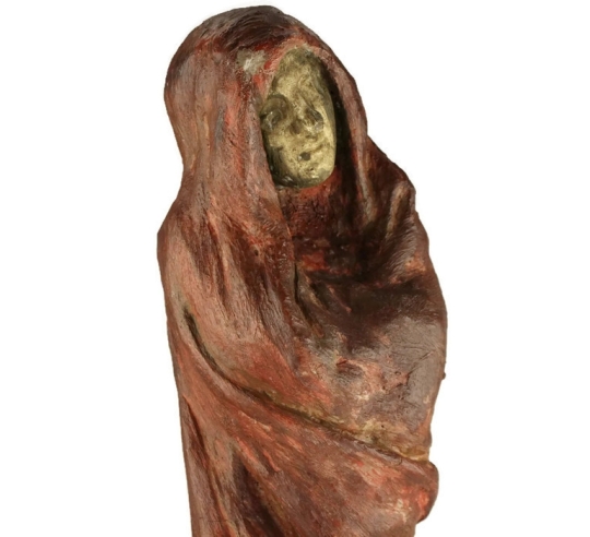 Mujer saliendo de su crisálida