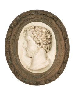 Medallón de hombre joven con barba