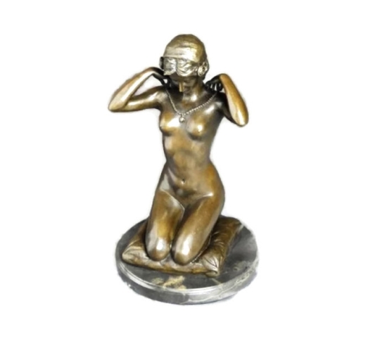 Mujer arrodillada sobre un cojín y ajustando su collar - Paul Ponsard