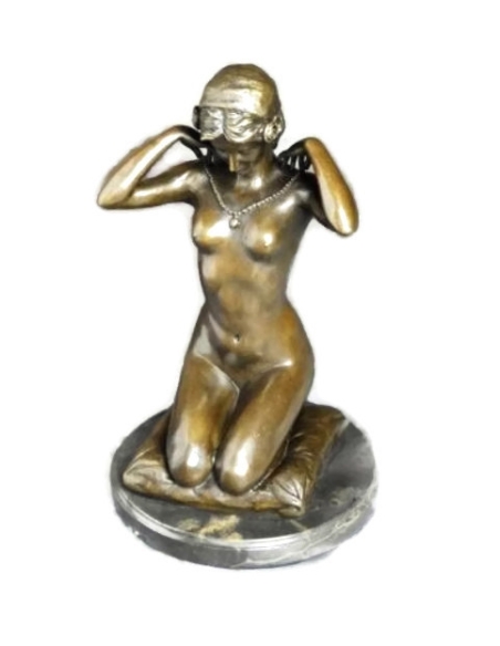 Femme agenouillée sur un coussin et ajustant son collier - Paul Ponsard