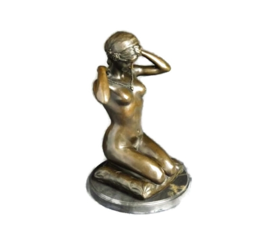 Mujer arrodillada sobre un cojín y ajustando su collar - Paul Ponsard