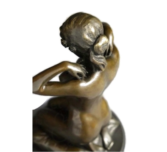 Mujer arrodillada sobre un cojín y ajustando su collar - Paul Ponsard