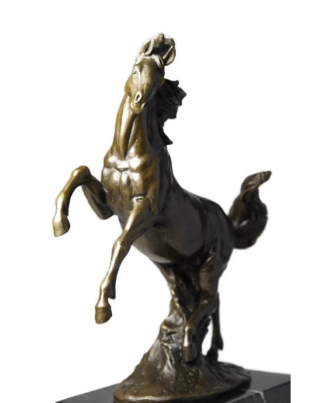 Caballo pataleando en el aire por Miguel Fernando López (Milo)