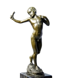 Joven narciso desnudo por Miguel Fernando López (Milo)