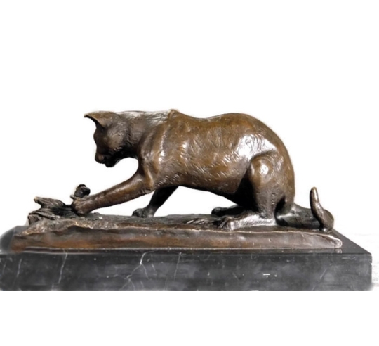 Gato jugando con una mariposa de Miguel Fernando López (Milo)