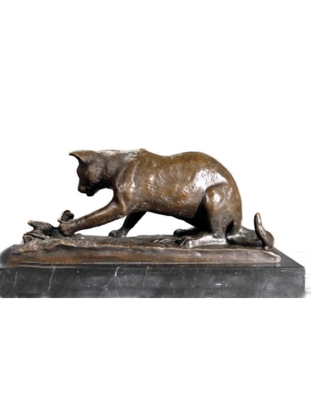 Gato jugando con una mariposa de Miguel Fernando López (Milo) Gato jugando con una mariposa de Miguel Fernando López (Milo)