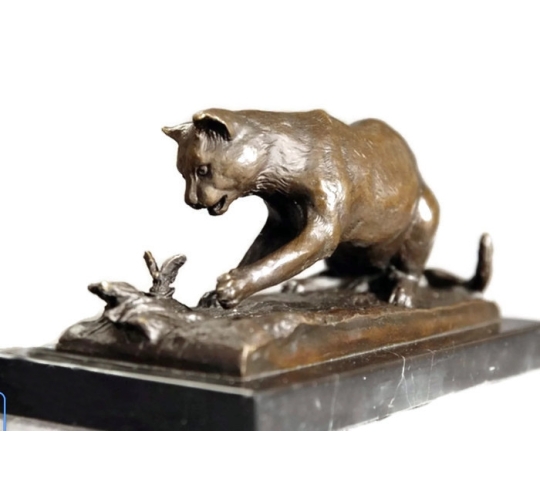 Gato jugando con una mariposa de Miguel Fernando López (Milo)