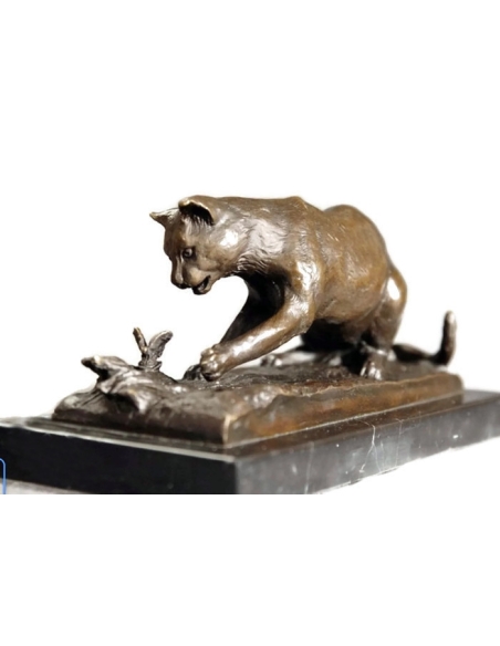 Gato jugando con una mariposa de Miguel Fernando López (Milo) Gato jugando con una mariposa de Miguel Fernando López (Milo)