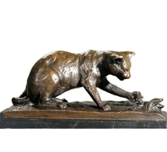 Gato jugando con una mariposa de Miguel Fernando López (Milo)