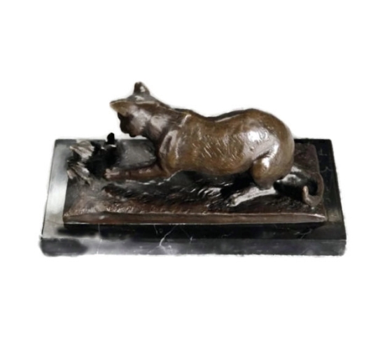 Gato jugando con una mariposa de Miguel Fernando López (Milo)