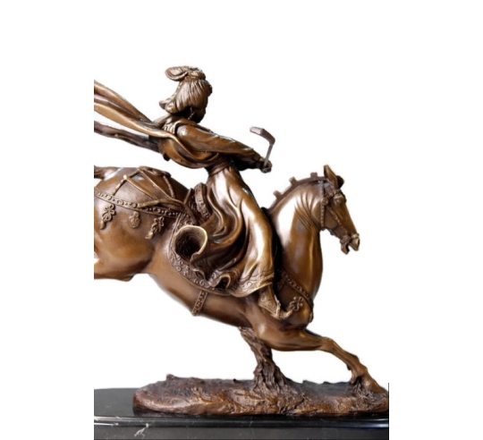 Princesa china jugando al polo y saltando a caballo por Miguel Fernando López (Milo)