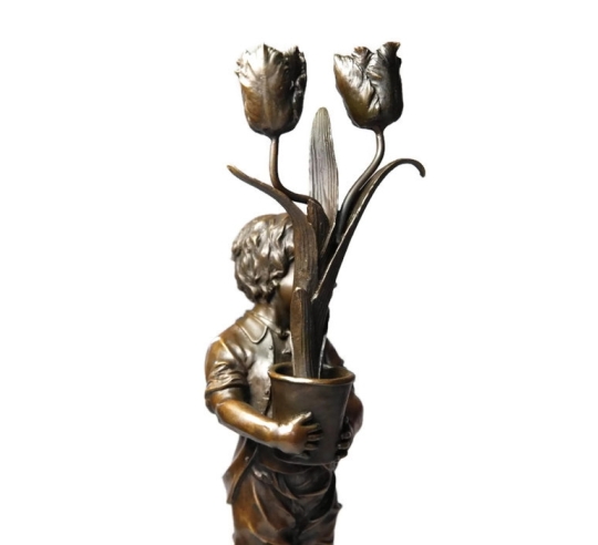 Chandelier jeune garçon aux tulipes Art nouveau par Miguel Fernando López (Milo)