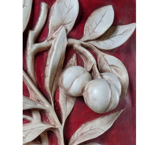 Rama de melocotonero cargada de frutas