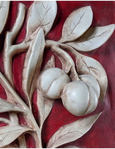 Rama de melocotonero cargada de frutas