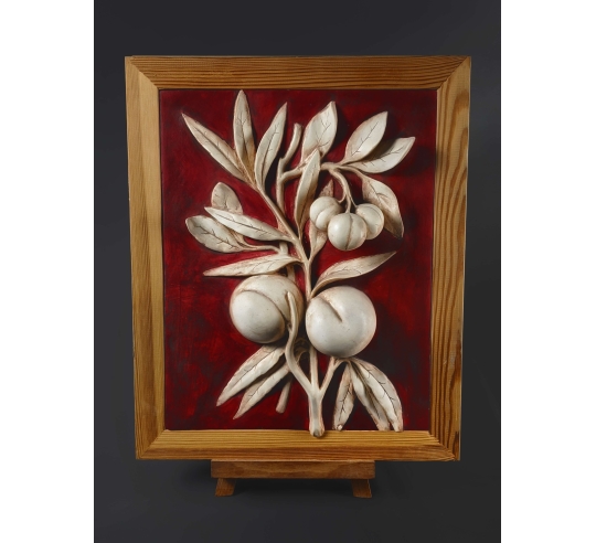 Rama de melocotonero cargada de frutas