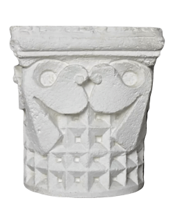 Capitel con decoración geométrica del siglo XII