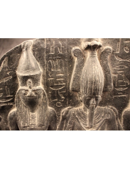 Bas relief d'Horus, d'Isis et d'Osiris