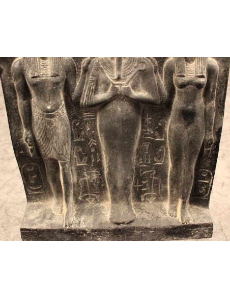 Bas relief d'Horus, d'Isis et d'Osiris