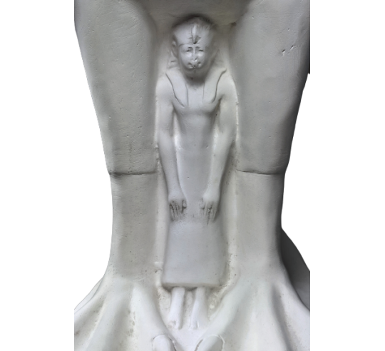 Estatua del Rey Nectanebo II protegido por Horus