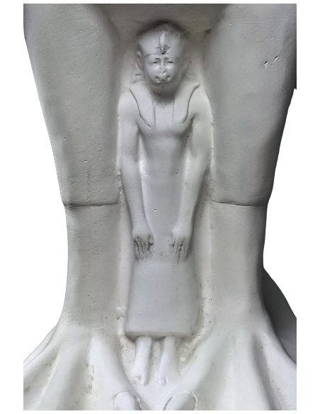 Estatua del Rey Nectanebo II protegido por Horus