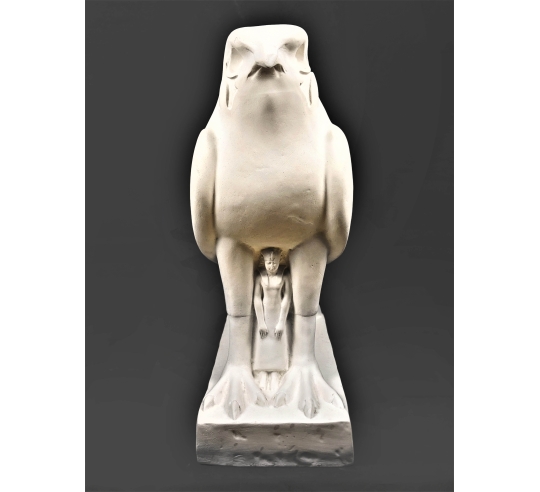 Estatua del Rey Nectanebo II protegido por Horus