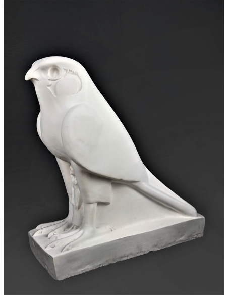 Estatua del Rey Nectanebo II protegido por Horus