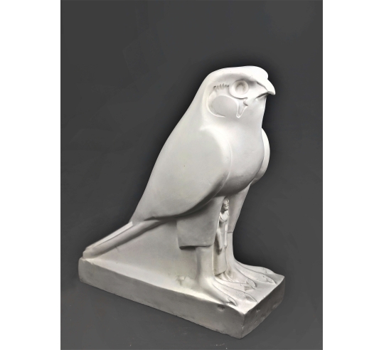 Estatua del Rey Nectanebo II protegido por Horus