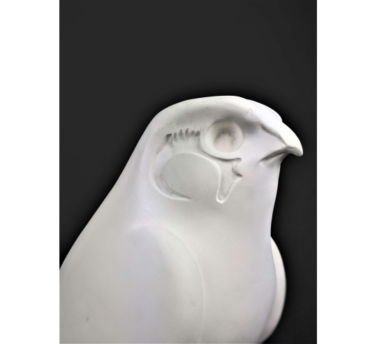 Estatua del Rey Nectanebo II protegido por Horus