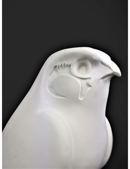 Estatua del Rey Nectanebo II protegido por Horus