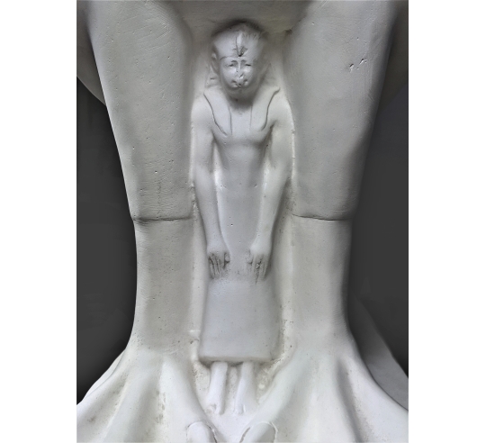 Estatua del Rey Nectanebo II protegido por Horus