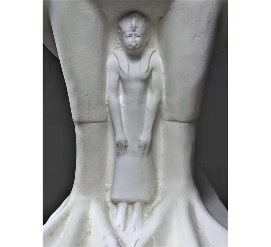 Estatua del Rey Nectanebo II protegido por Horus