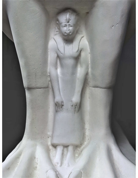 Estatua del Rey Nectanebo II protegido por Horus