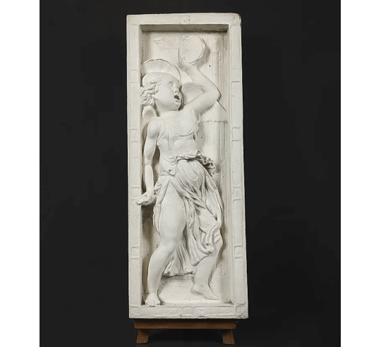 Bas relief ange jouant du tambour et cymbales