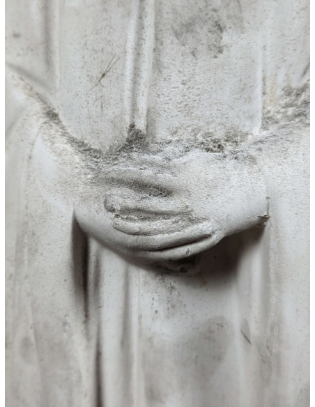 Estatua de Llorón con capucha caída, escondiendo sus ojos en lágrimas y las manos unidas en oración
