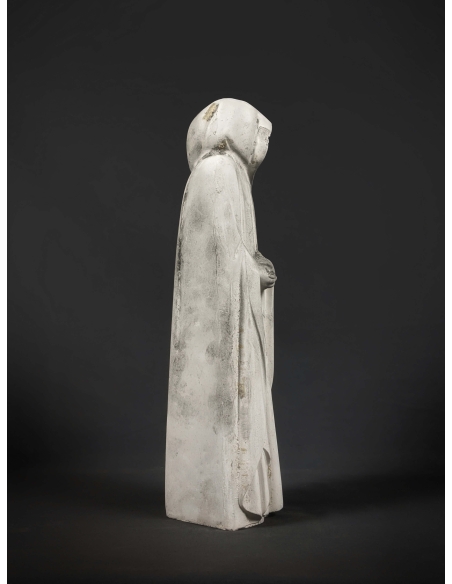 Statue de Pleurant au chaperon rabattu, cachant ses yeux en larmes et les mains jointes en signe de prière