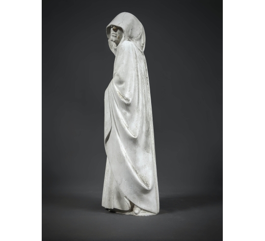 Estatua de Llorón con capucha caída, escondiendo sus ojos en lágrimas y las manos unidas en oración