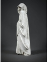 Estatua de Llorón con capucha caída, escondiendo sus ojos en lágrimas y las manos unidas en oración