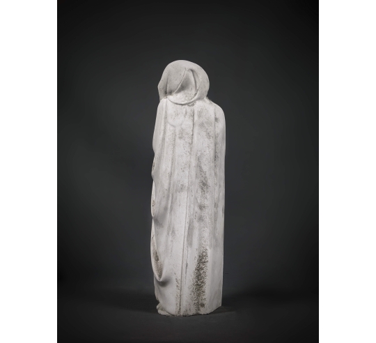 Statue de Pleurant au chaperon rabattu, cachant ses yeux en larmes et les mains jointes en signe de prière