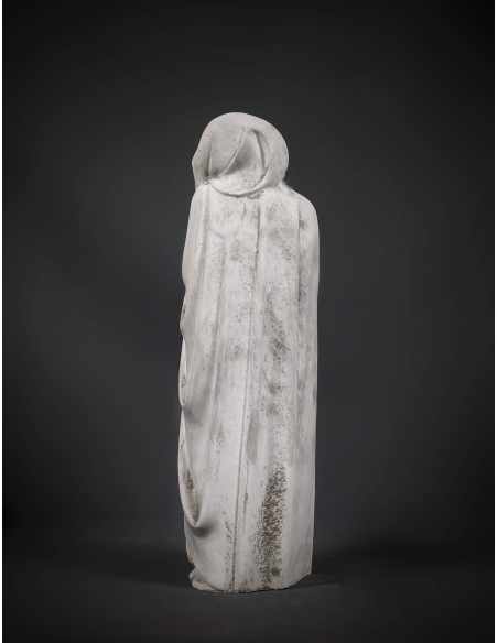 Estatua de Llorón con capucha caída, escondiendo sus ojos en lágrimas y las manos unidas en oración