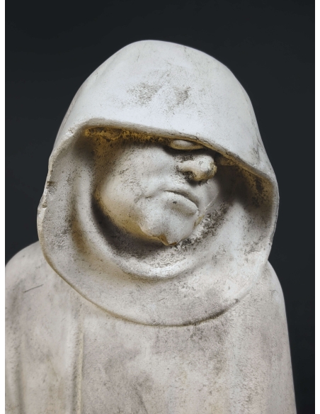 Statue de Pleurant au chaperon rabattu, cachant ses yeux en larmes et les mains jointes en signe de prière