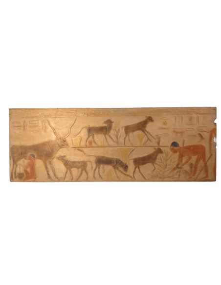 Bajo relieve egipcio - necrópolis de Saqqara Mastaba de Ti - escena de ganadería y ordeño de vaca
