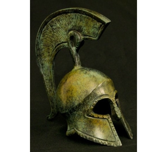 Casco griego antiguo en bronce