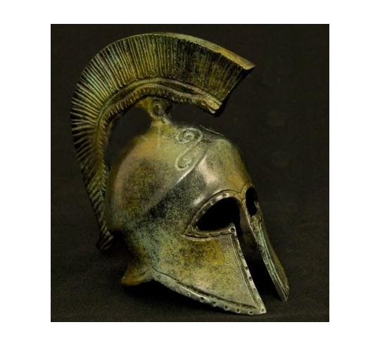 Yelmo corintio de bronce con símbolo de la serpiente
