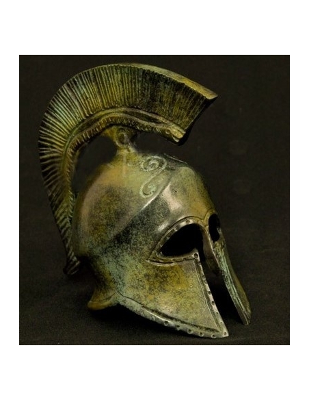 Casque corinthien antique en bronze avec symbole de serpent Casque corinthien antique en bronze avec symbole de serpent