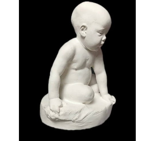 Estatua bebé en sus primeros pasos