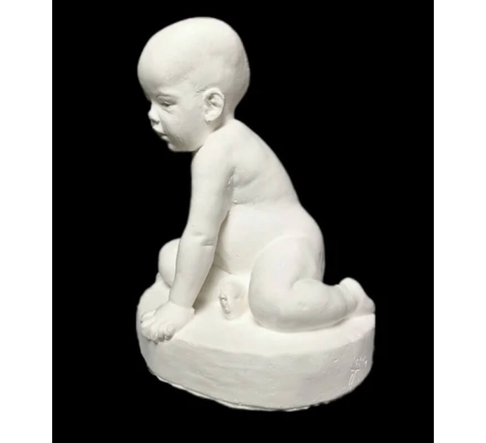 Estatua bebé en sus primeros pasos