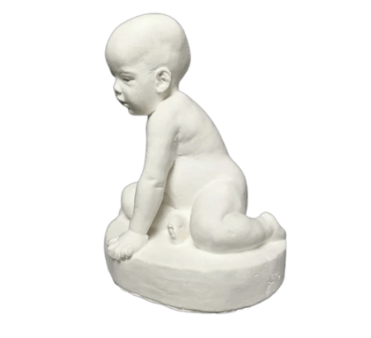 Estatua bebé en sus primeros pasos
