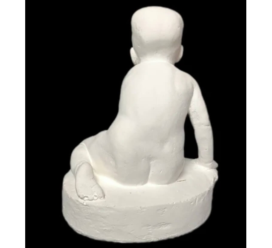 Estatua bebé en sus primeros pasos