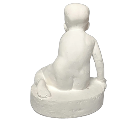 Estatua bebé en sus primeros pasos